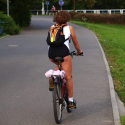 Девушки в коротких шортах на велосипеде (50 фото) 48