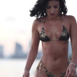 Girls in swimsuits (20 gifs) 3