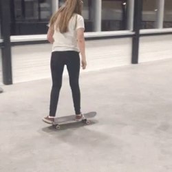 Девушка на скейте (17 гифок) 14