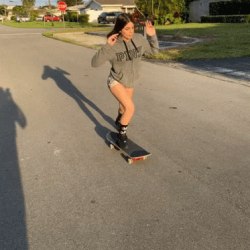 Девушка на скейте (17 гифок) 13