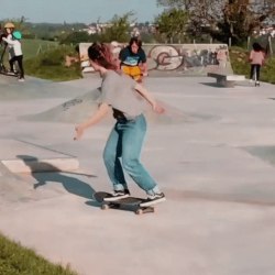 Девушка на скейте (17 гифок) 16