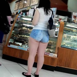 Sexy girls in short shorts (25 photos) 2