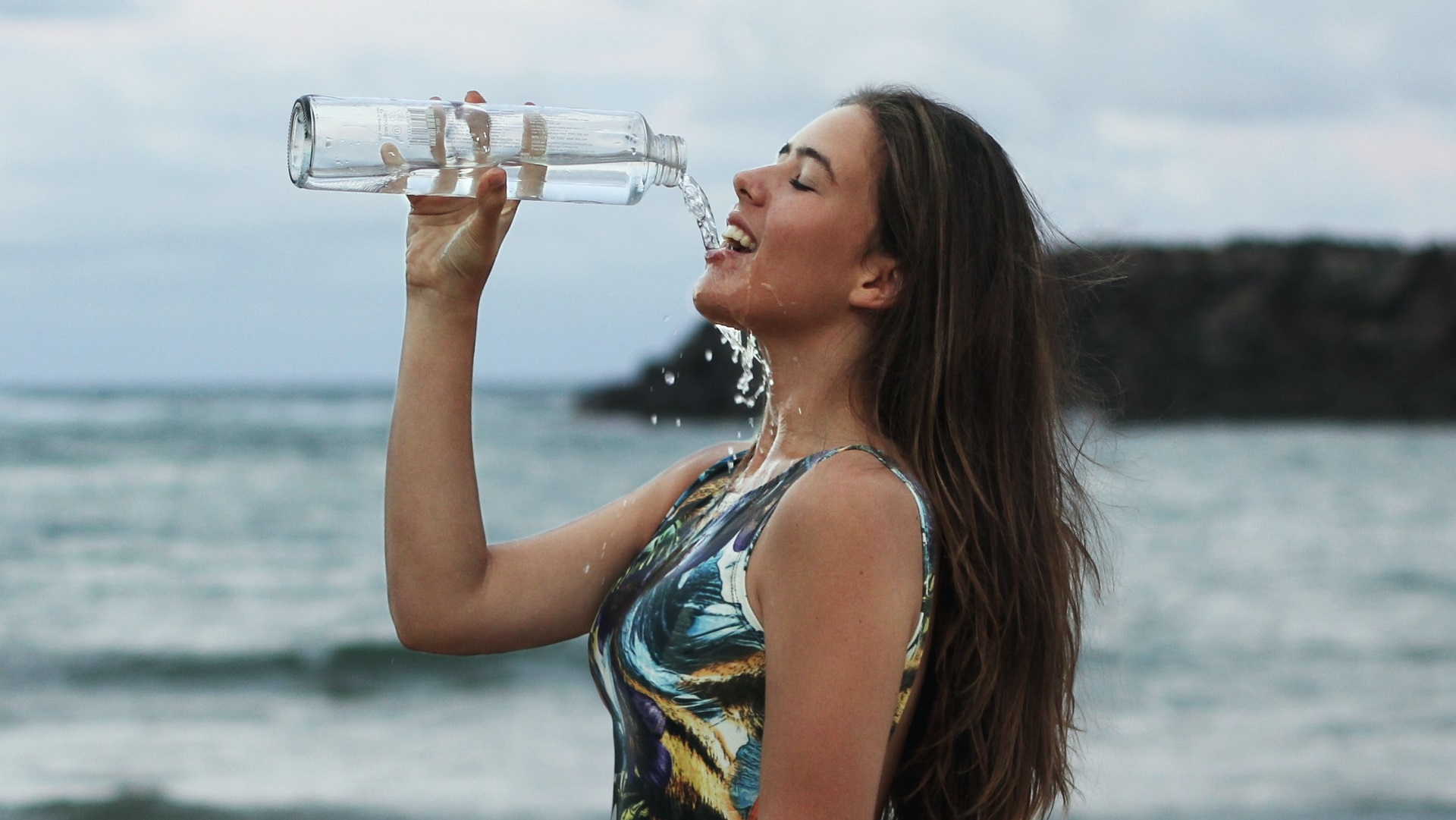 Воду русская версия. Девушка с бокалом воды. Пить воду. Человек пьющий воду. Девушка пьет.