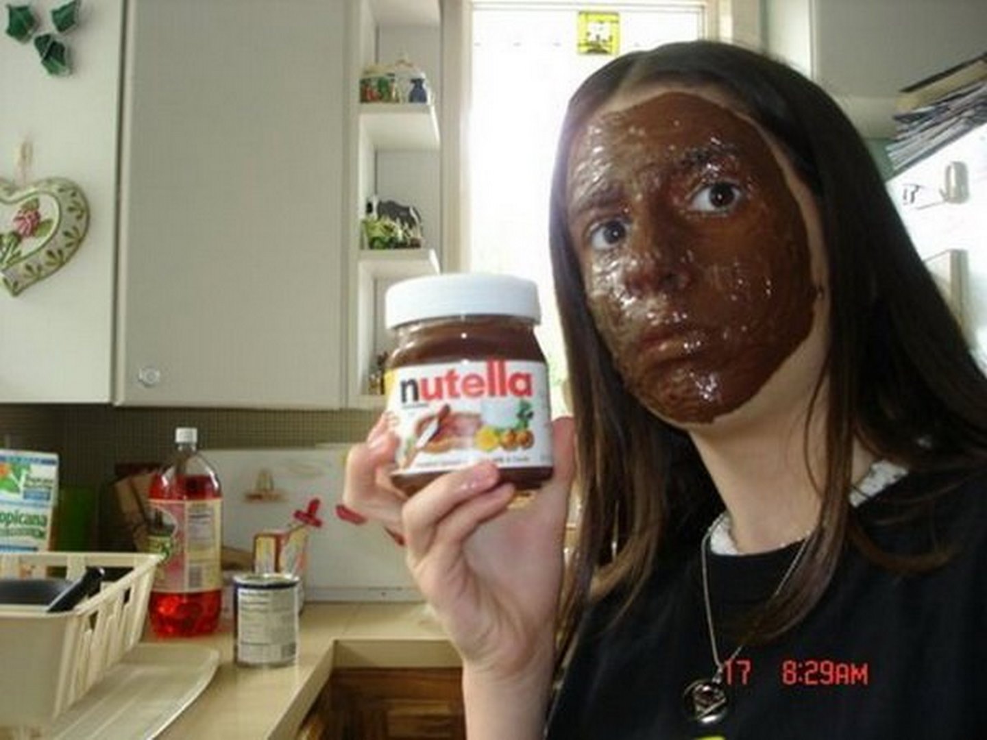 У девочки вместо рта. Девушка в шоколадной пасте. Нутелла прикол. Лицо измазанное шоколадом. Девушка обмазанная шоколадом.