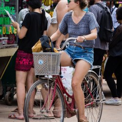 Девушки в коротких шортах на велосипеде (50 фото) 39