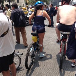 Девушки в коротких шортах на велосипеде (50 фото) 21