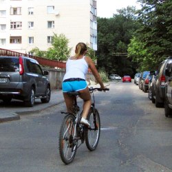 Девушки в коротких шортах на велосипеде (50 фото) 2