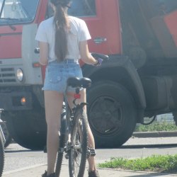 Девушки в коротких шортах на велосипеде (50 фото) 12