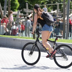 Девушки в коротких шортах на велосипеде (50 фото) 23