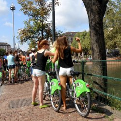 Девушки в коротких шортах на велосипеде (50 фото) 1