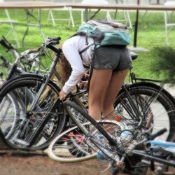 Девушки в коротких шортах на велосипеде (50 фото) 27