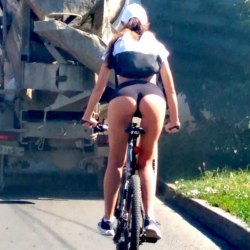 Девушки в коротких шортах на велосипеде (50 фото) 3