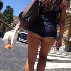 Girls with juicy butts in short shorts (50 photos) 7