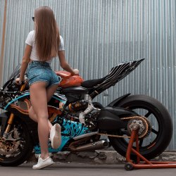 Девушки и мотоциклы (25 фото) 21