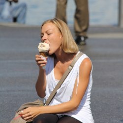 Блондиночка кушает мороженое 11