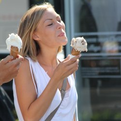 Блондиночка кушает мороженое 2