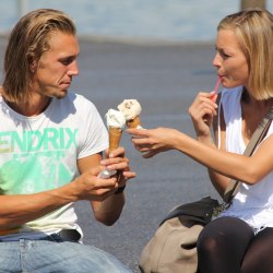 Блондиночка кушает мороженое 18