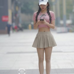 Красивая азиатка в короткой бежевой юбке 1