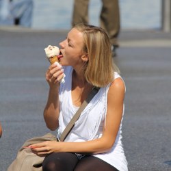 Блондиночка кушает мороженое 8