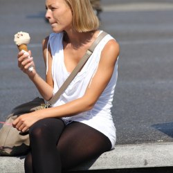Блондиночка кушает мороженое 13