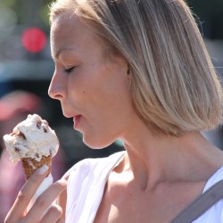 Блондиночка кушает мороженое 7