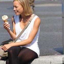 Блондиночка кушает мороженое 14