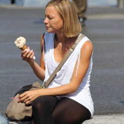 Блондиночка кушает мороженое 12