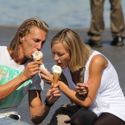 Блондиночка кушает мороженое 21