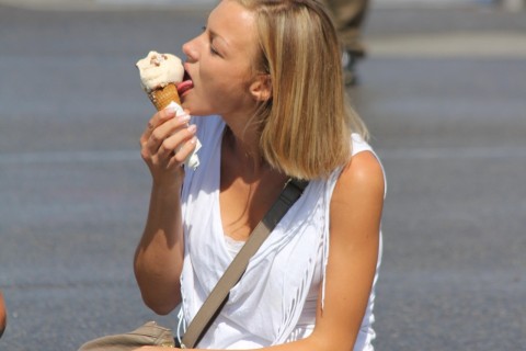 Блондиночка кушает мороженое