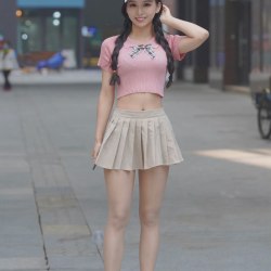Красивая азиатка в короткой бежевой юбке 4