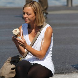 Блондиночка кушает мороженое 16