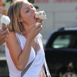 Блондиночка кушает мороженое 1