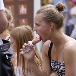 Девушка кушает вкусное мороженое 4