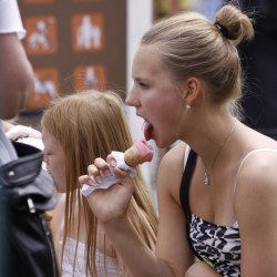 Девушка кушает вкусное мороженое 7