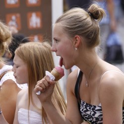 Девушка кушает вкусное мороженое 5