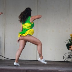 Танцы в зеленой короткой юбке (29 фото) 5