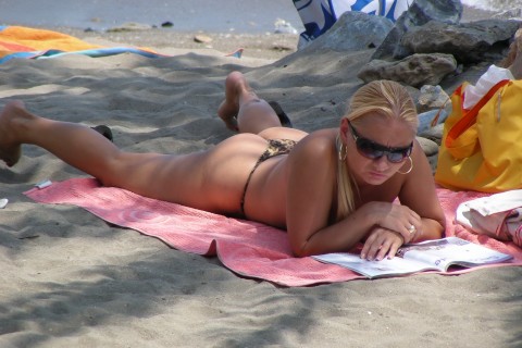 Блондинка загорает топлесс на пляже