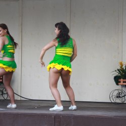 Танцы в зеленой короткой юбке (29 фото) 20