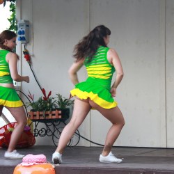 Танцы в зеленой короткой юбке (29 фото) 24