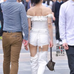 Азиатка в белых коротких шортах 8