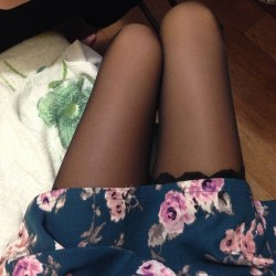 Красивые женские ножки в колготках и чулках 8