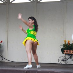 Танцы в зеленой короткой юбке (29 фото) 16