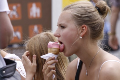 Девушка кушает вкусное мороженое