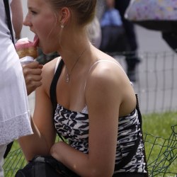 Девушка кушает вкусное мороженое 1