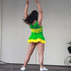 Танцы в зеленой короткой юбке (29 фото) 0