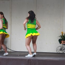 Танцы в зеленой короткой юбке (29 фото) 19