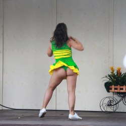 Танцы в зеленой короткой юбке (29 фото) 13
