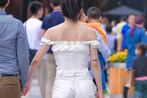 Азиатка в белых коротких шортах