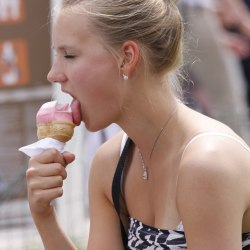 Девушка кушает вкусное мороженое 3