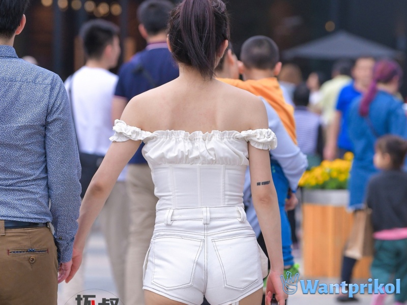 Азиатка в белых коротких шортах